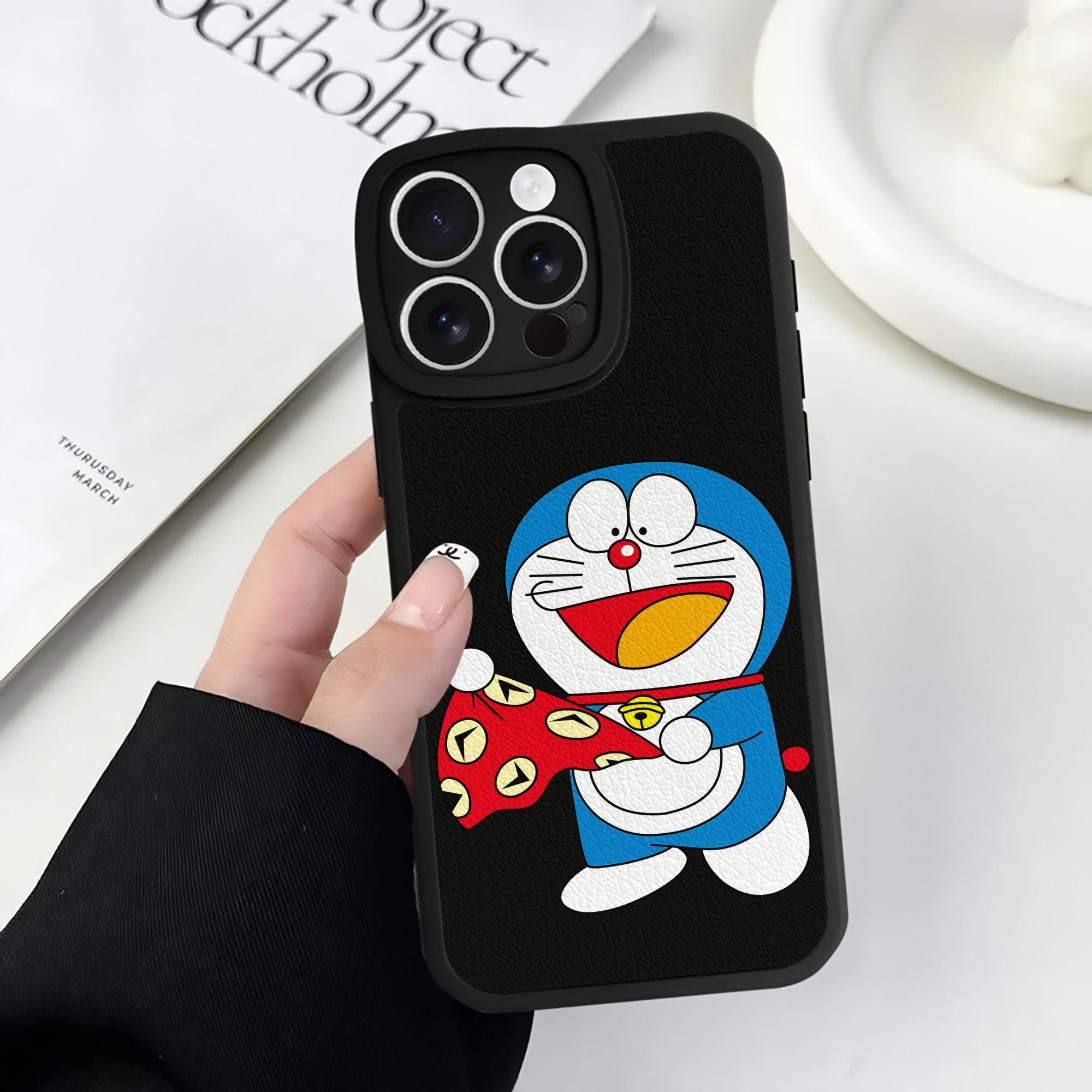 （画像用） ドラえもん Doraemon 【iPhone 16シリーズ対応】シリコンスマホケース（レザー調） 材質：シリコン